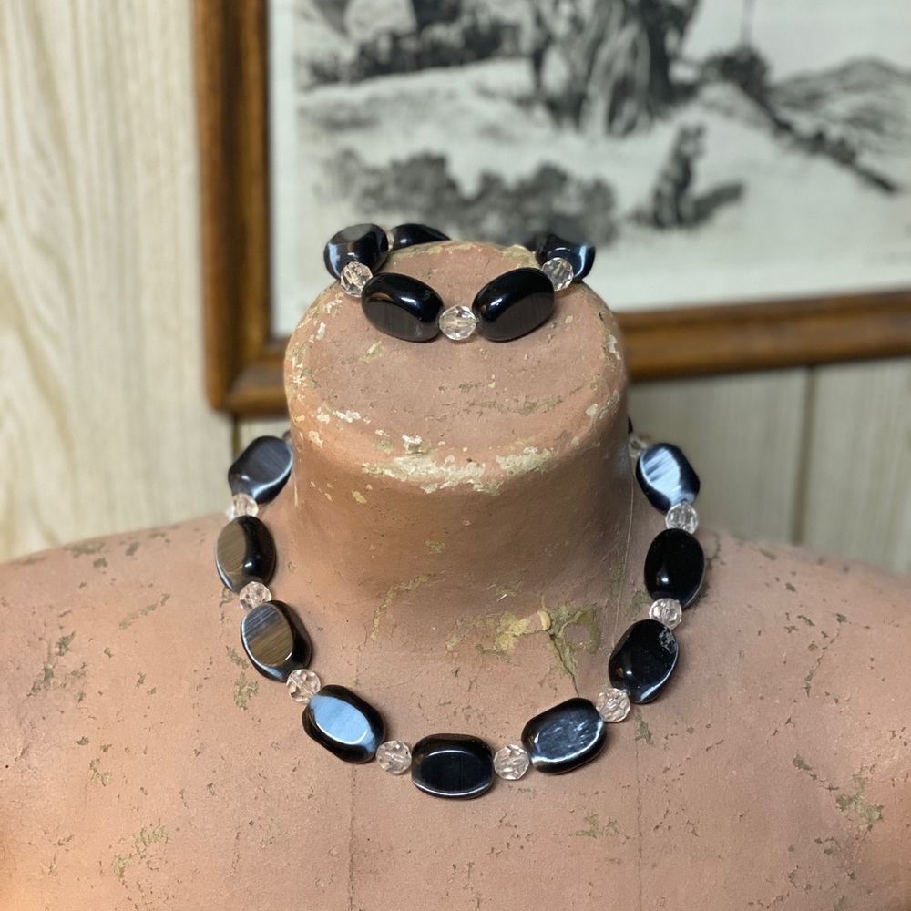 Glowy black choker and stretch bracelet